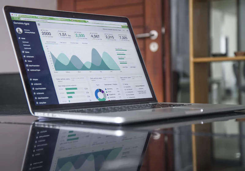 Tablero financiero en una computadora portátil