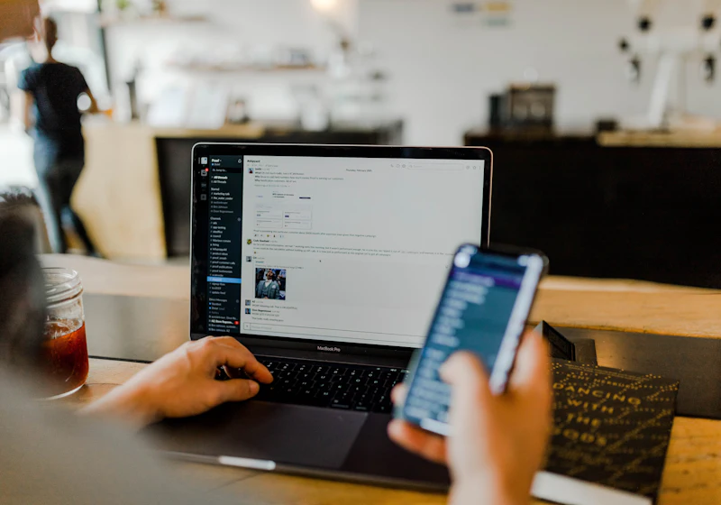 Atención de clientes desde computadora y teléfono